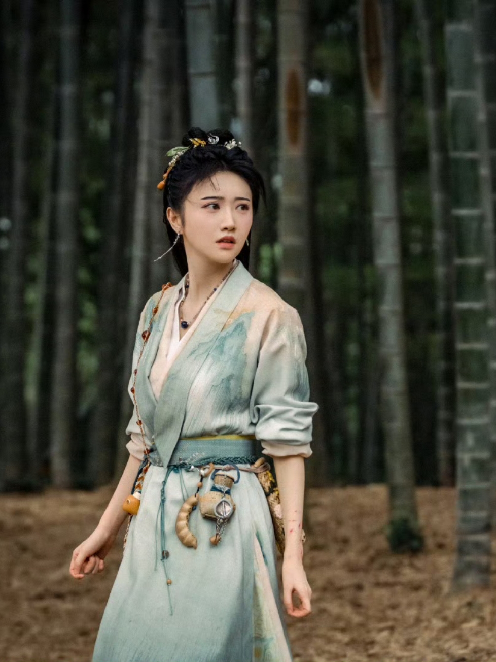 景甜蓝色襦裙# 人间富贵花景甜大美女的首部仙侠剧《四海重明》造型