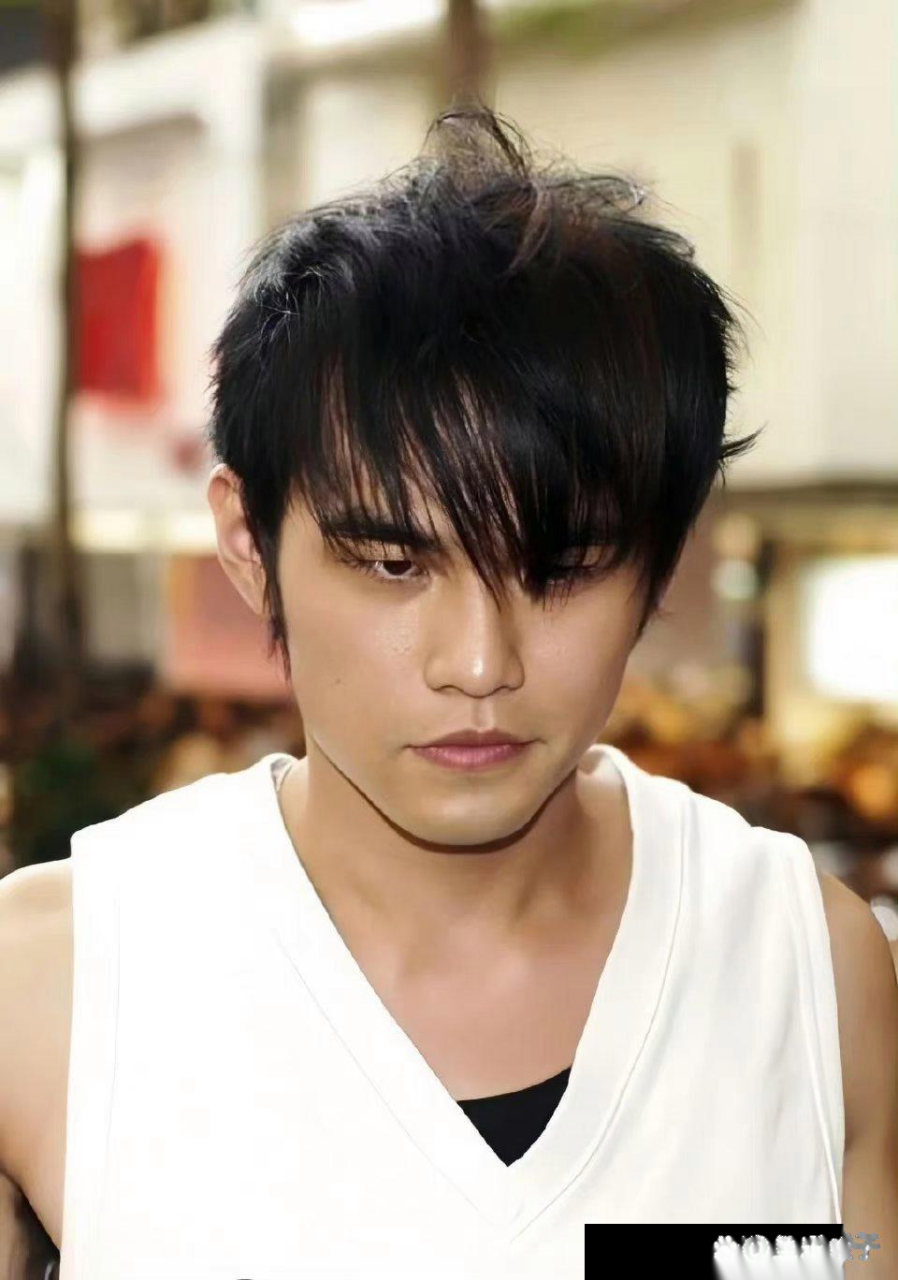 2004年,周杰伦《七里香》专辑签唱会,看上去有点青涩稚嫩,但也阻挡不