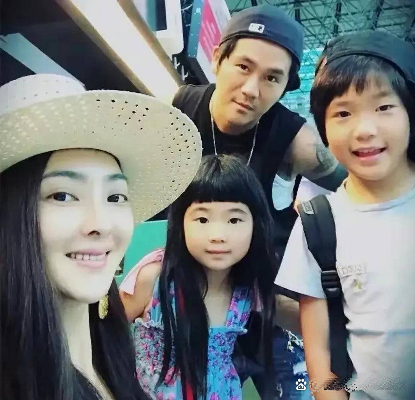 曹格的女儿grace近照变化大,已经是个亭亭玉立的少女啦