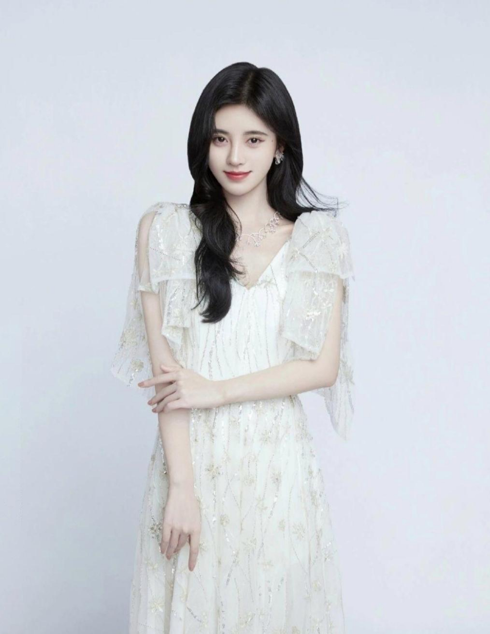 鞠婧祎真是太美了,一袭白裙配上微卷的长发简约中透着清新