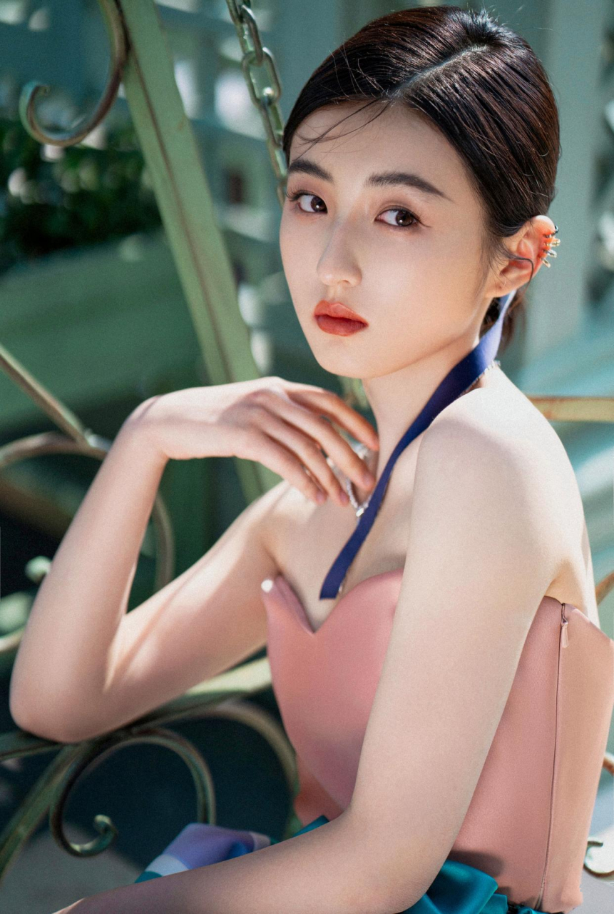 看着张子枫长大真是变化大,就像咱家孩子一样,时间过得真快