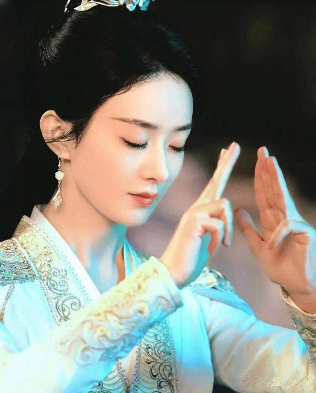 赵丽颖那施法手势,小拇指弯得真绝