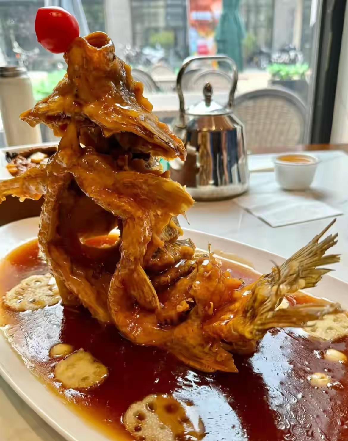 山东的菜叫鲁菜,杭州的菜叫杭帮菜,鲁菜中有一道菜叫做糖醋鲤鱼,杭帮