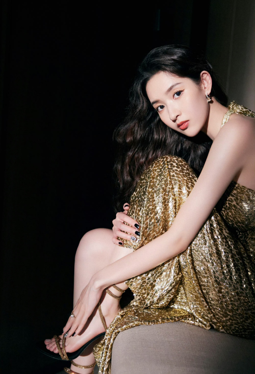 王玉雯,金色挂脖吊带礼裙,性感优雅,粉唇更迷人!