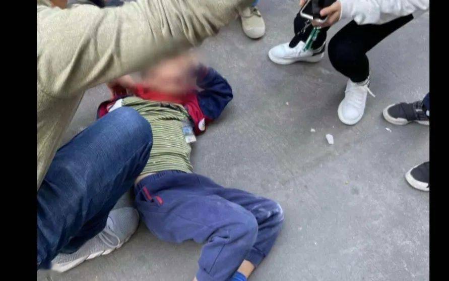 回顾:熊孩子在理发店闹事,导致全家被害,孩子摔死,大人被杀