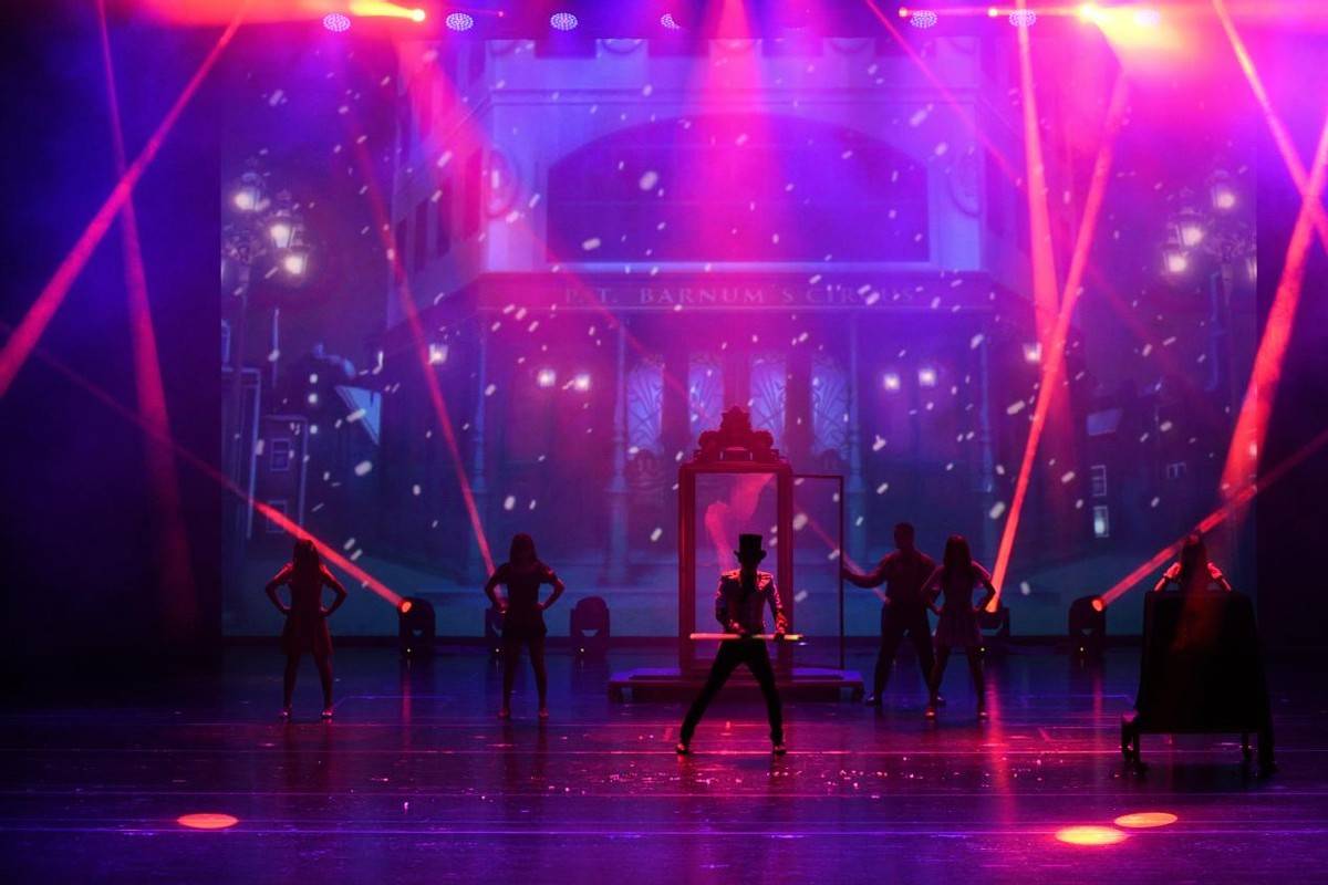 百老汇大型奇幻歌舞魔术秀,青岛国际啤酒节开演受欢迎