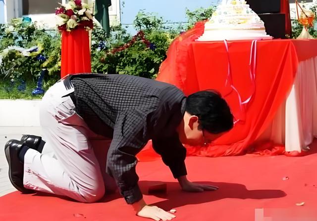 单亲妈妈供儿子上985,儿子结婚请母亲上台,岳父看见后竟当场磕头