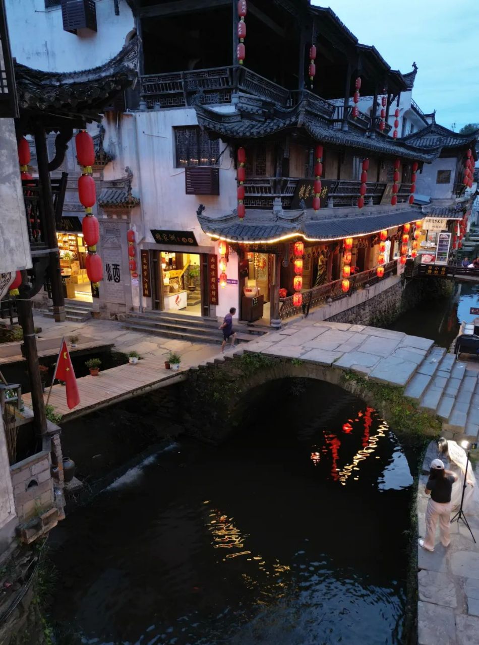 迷人的夜景将这座江南水乡装点得如诗如画,展现出绝美的诗意.