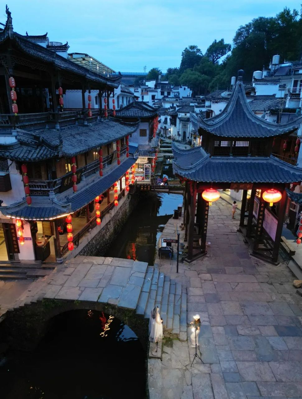 夜幕降临,江西婺源的李坑村沉浸在一片温柔的水墨之中.