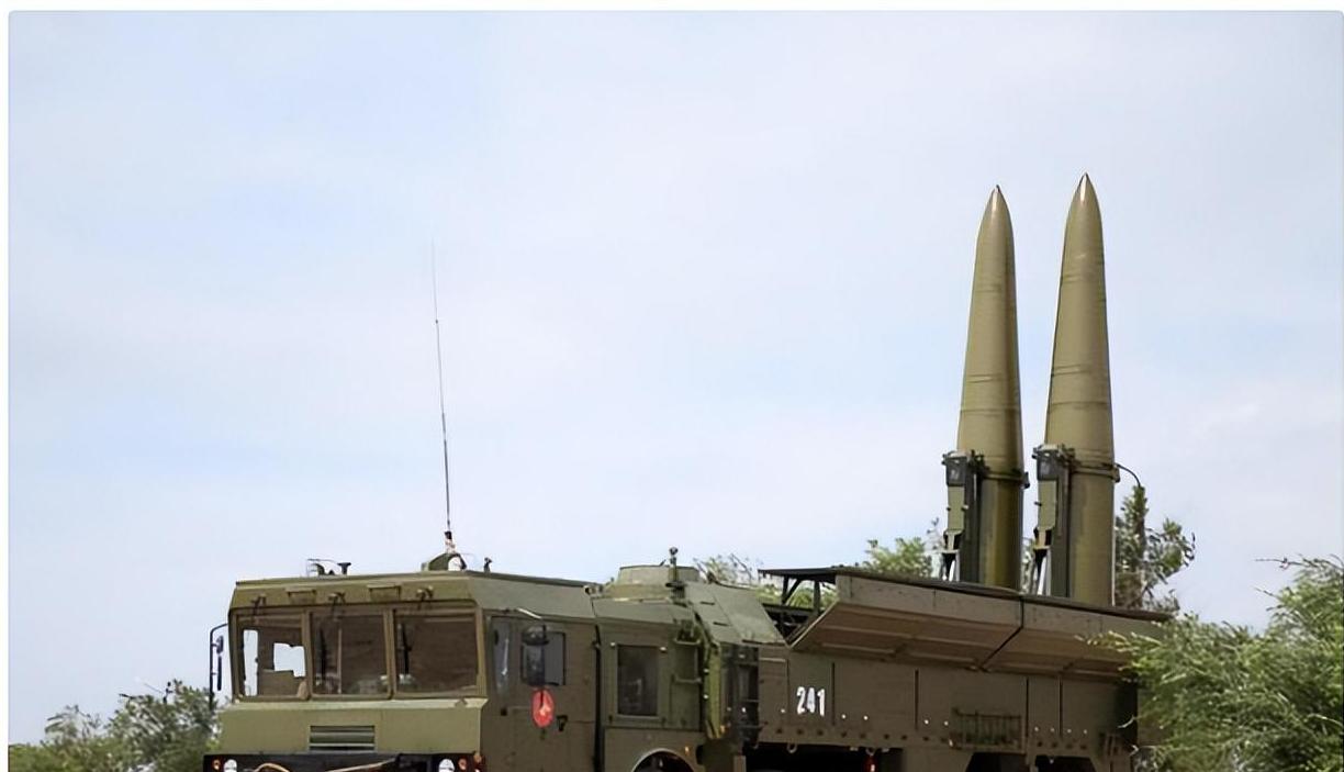 数十辆导弹车轮番出动,上百枚战术核导弹随时出击:敢乱来就摧毁