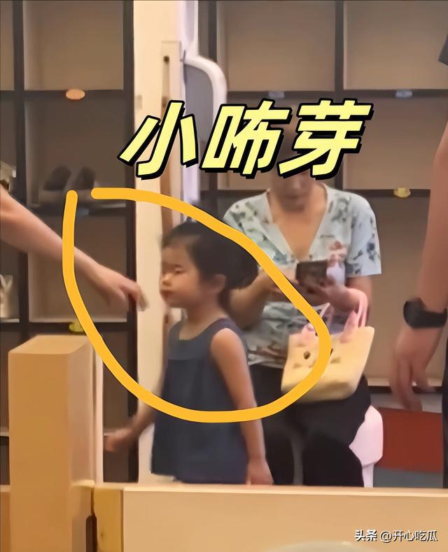 谢娜女儿的正脸照,长得像妈又像爸,一对双胞胎的身高差太瞩目!