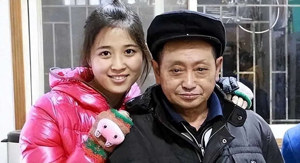 1990年,重庆36岁单身汉捡到1个女婴,含辛茹苦将她