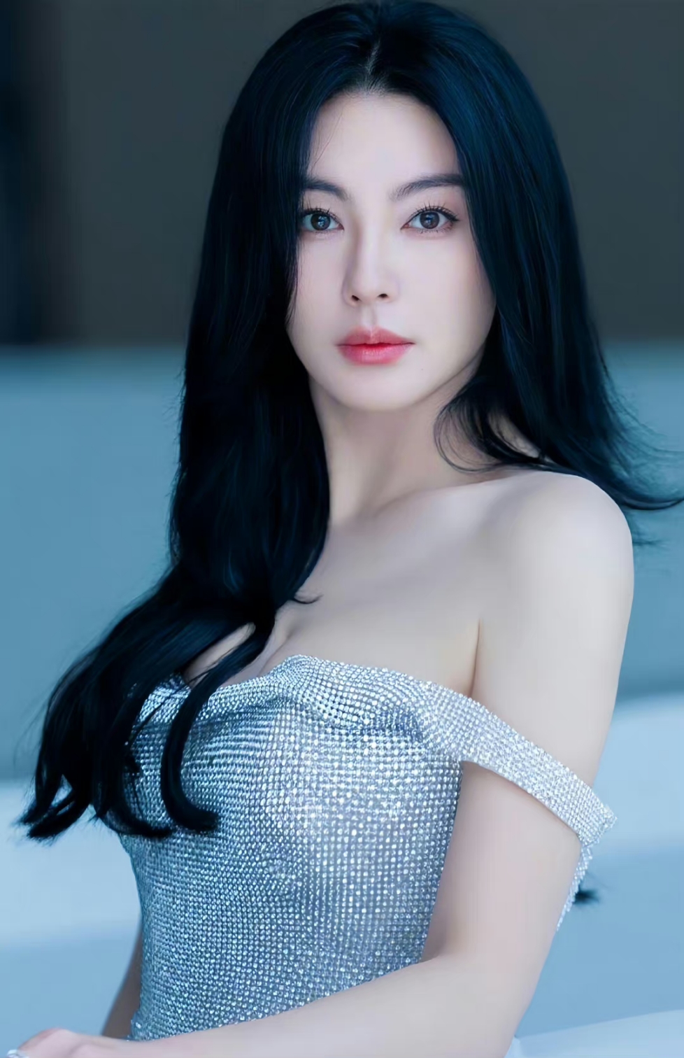 张雨绮的腰臀比例# 36岁的辣妈张雨绮出现在法国,身穿银色修身礼裙