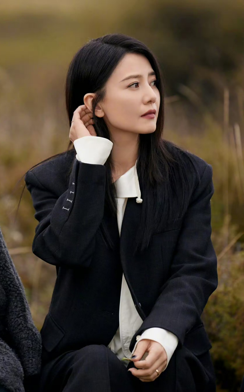 赵又廷高圆圆一家三口在公园游玩