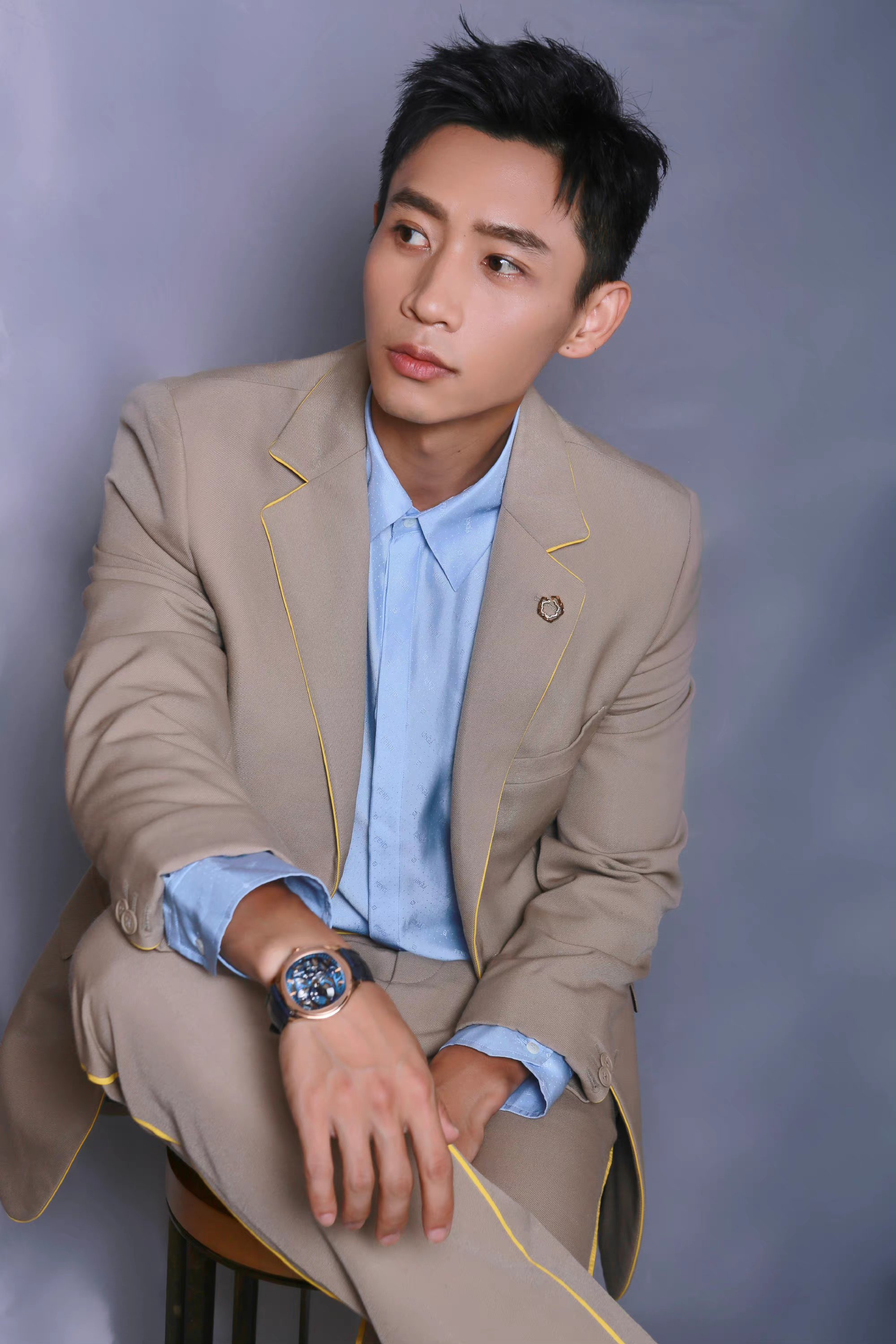 魏晨的西服穿搭休闲中更显男士的阳刚帅气