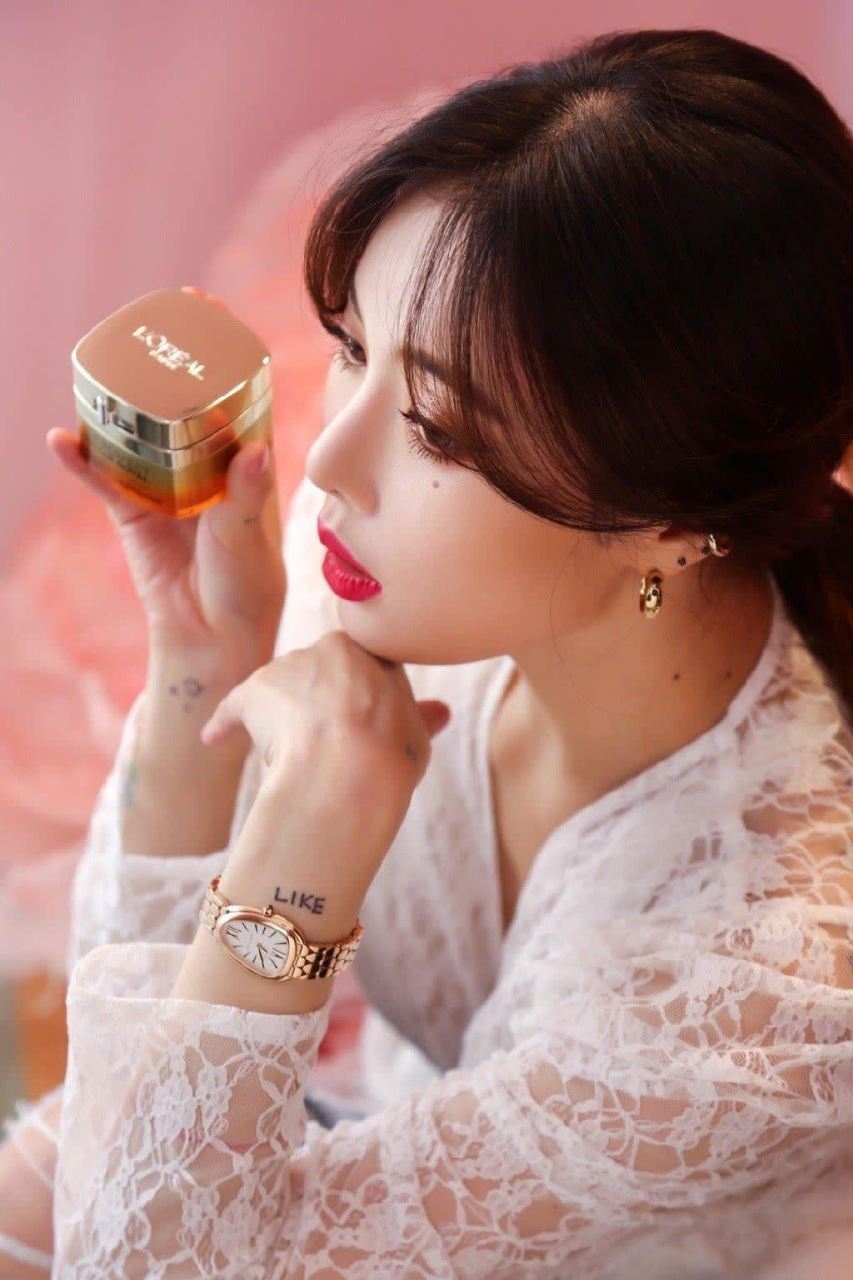 金泫雅精致元气代言写真,白衣红唇高级感十足