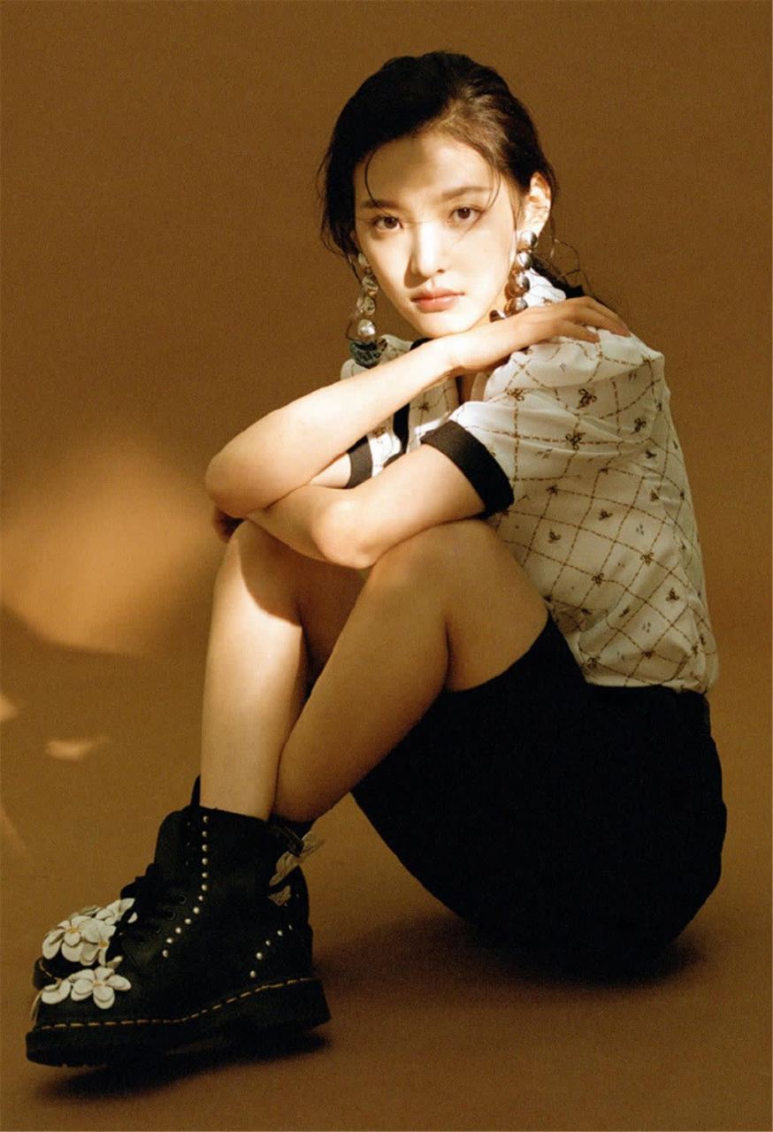 章若楠,光影打造复古迷人大片,那个笑容温暖,洋气而自带神秘感的女孩