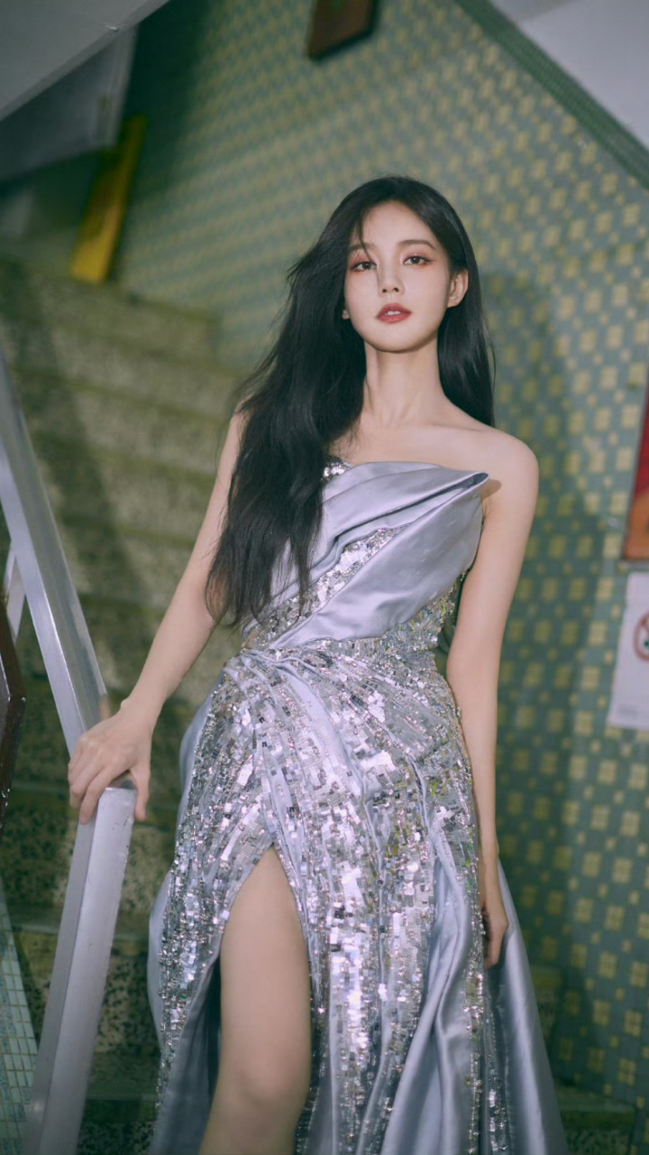 李一桐碎闪开叉裙