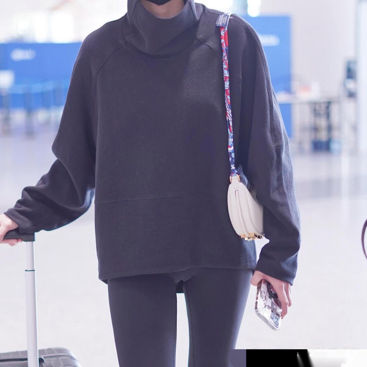 宋祖儿穿紧身瑜伽运动裤