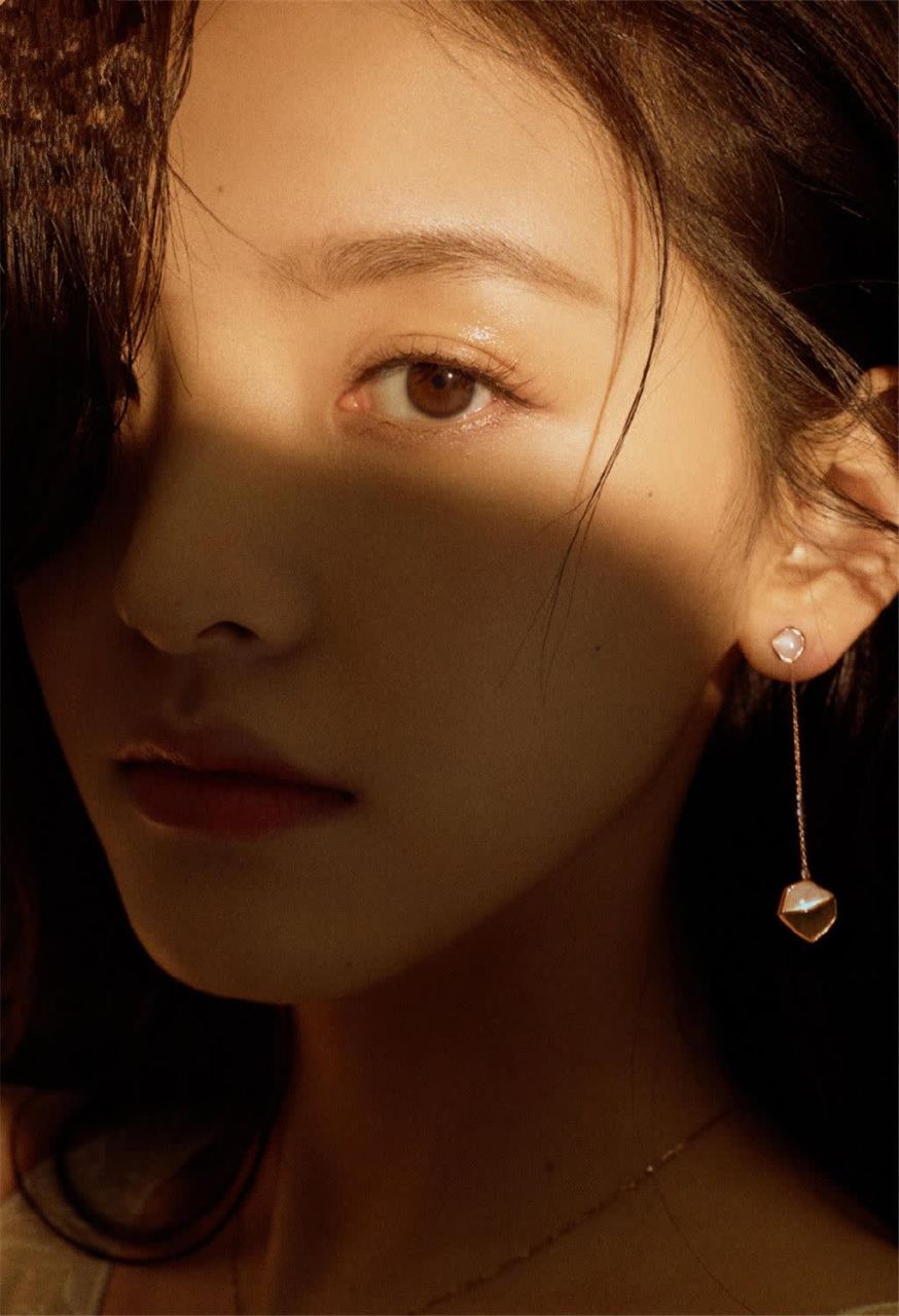 章若楠,光影打造复古迷人大片,那个笑容温暖,洋气而自带神秘感的女孩