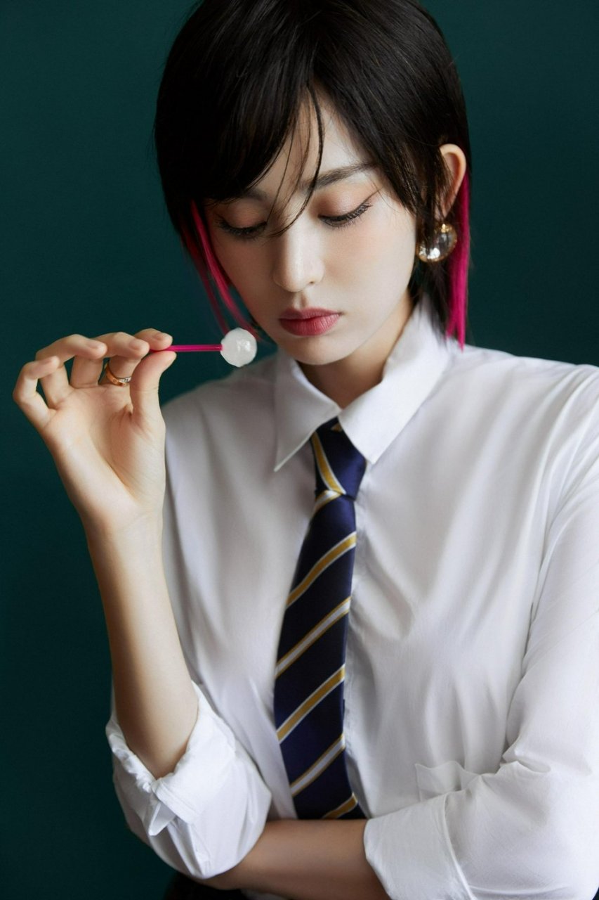 古力娜扎初秋氛围感写真曝光红发挑染搭配复古眼镜好飒