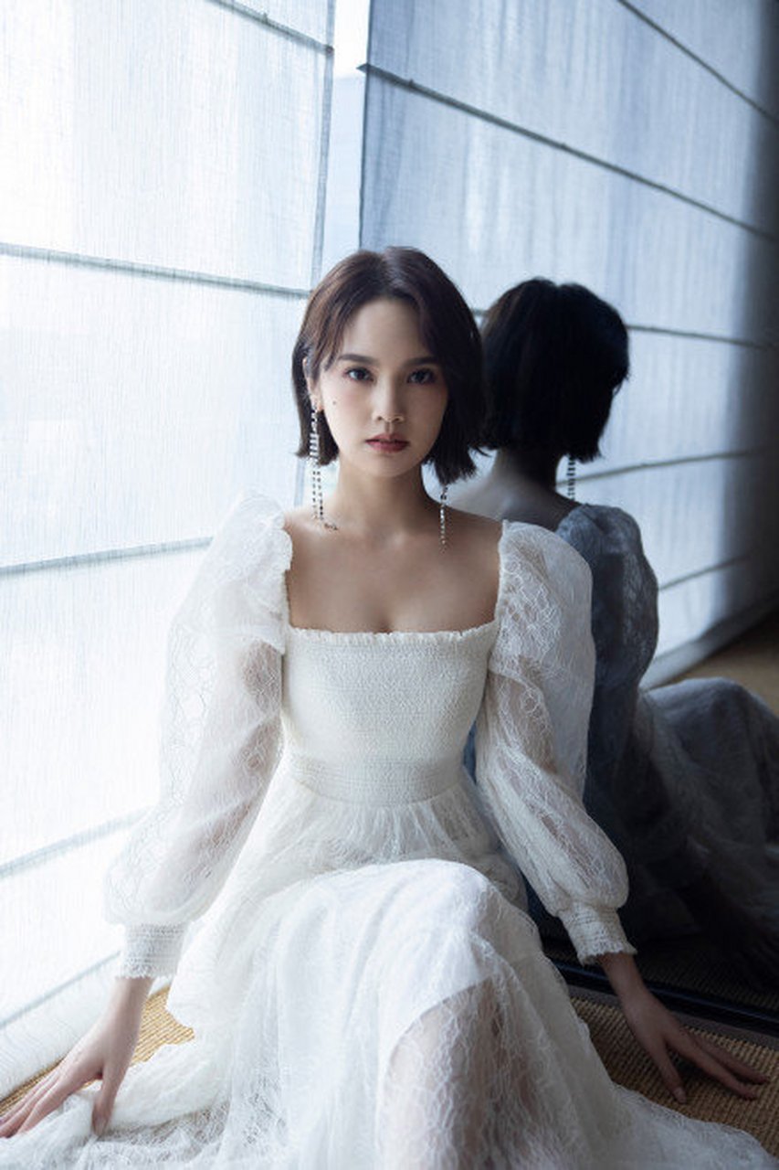 杨丞琳一袭洁白纱裙清新优雅秀无暇玉背侧颜优越状态佳