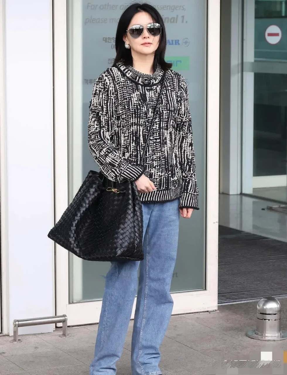 李英爱机场街拍