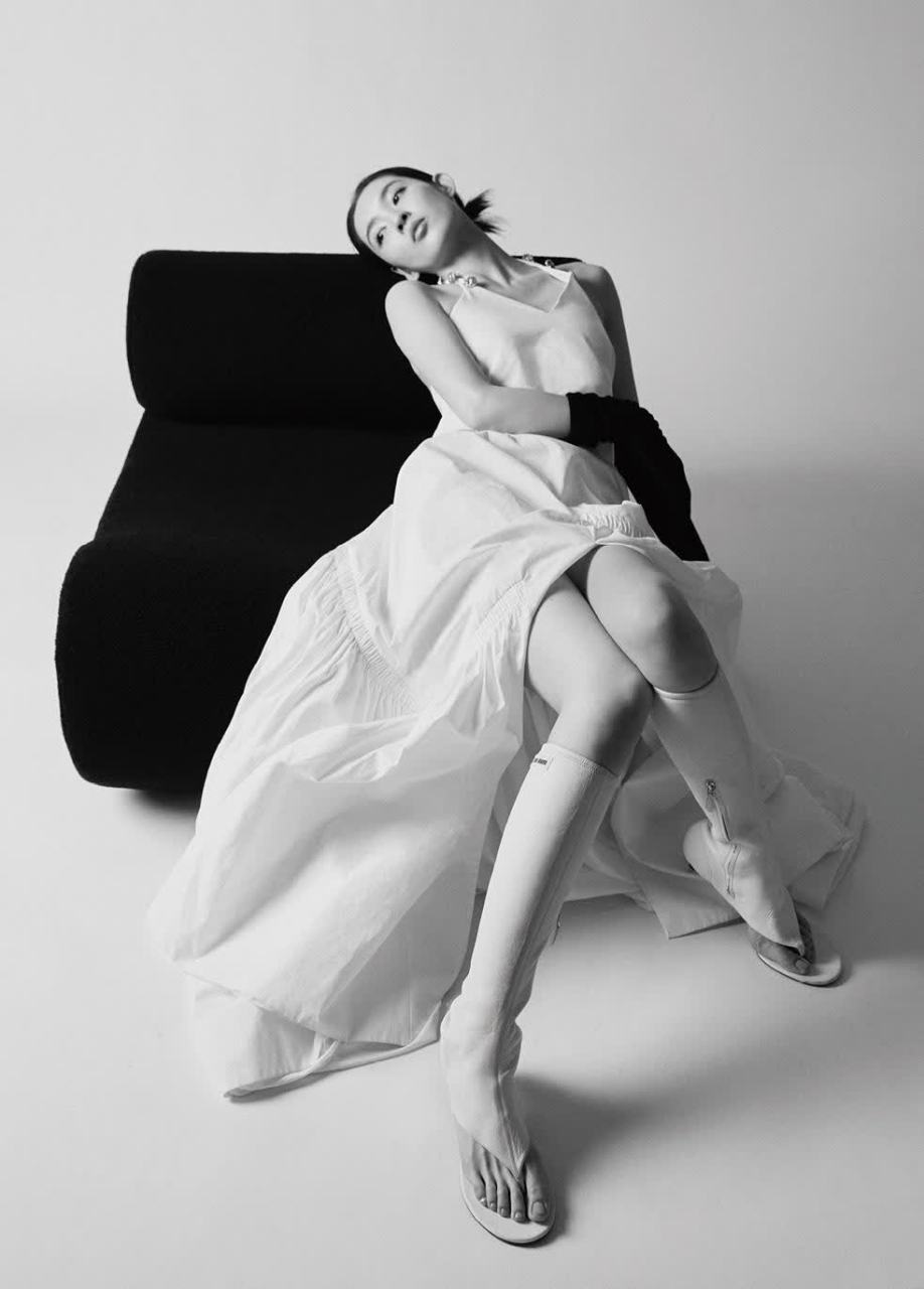 王玉雯美丽的脚杂志大片,如同春日的花园,温暖而美丽.