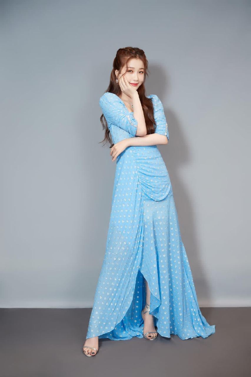 虞书欣一字带高跟鞋美足,如晨曦中的露珠,清新自然.