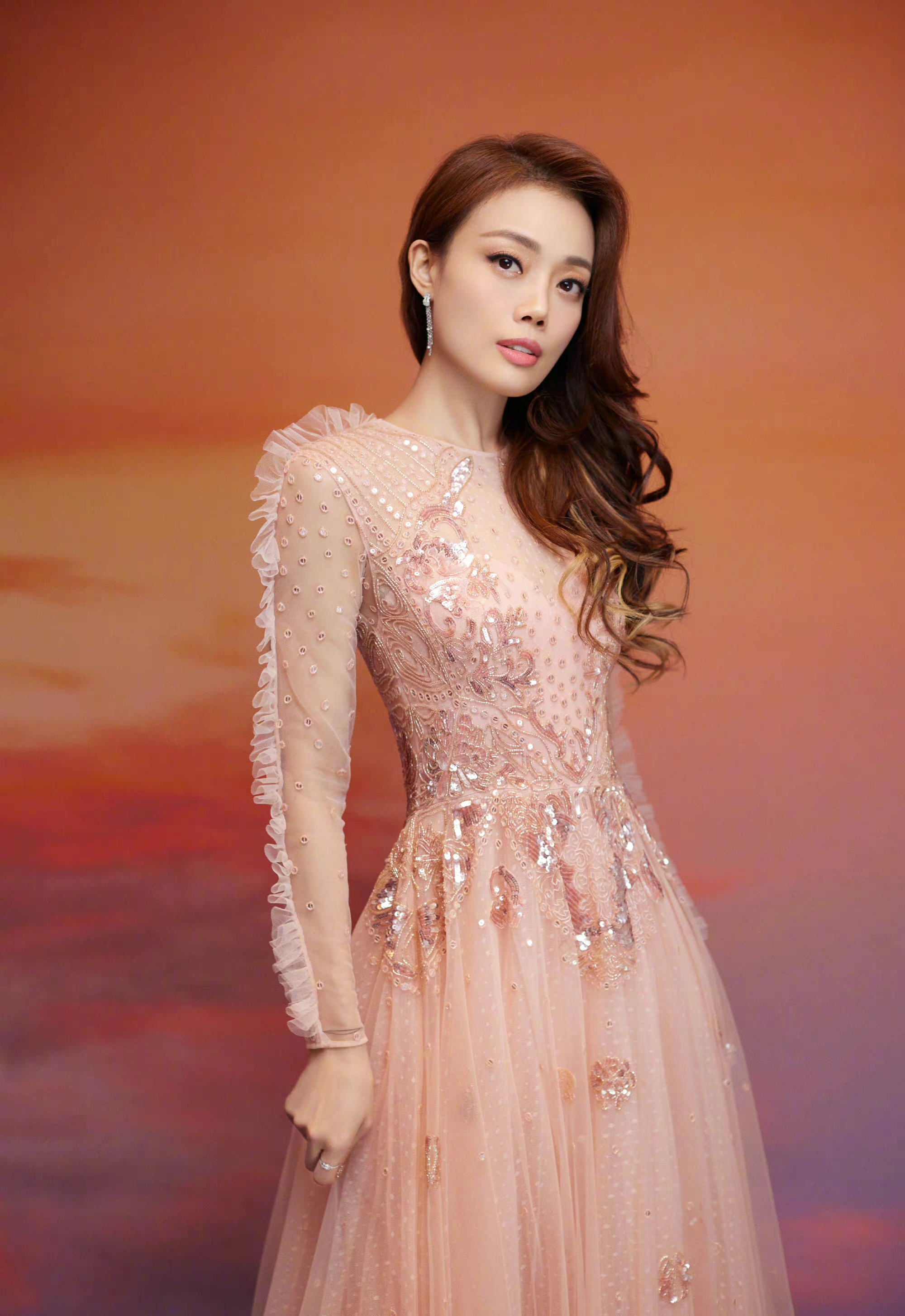 容祖儿的裙装,低调中更温柔高级