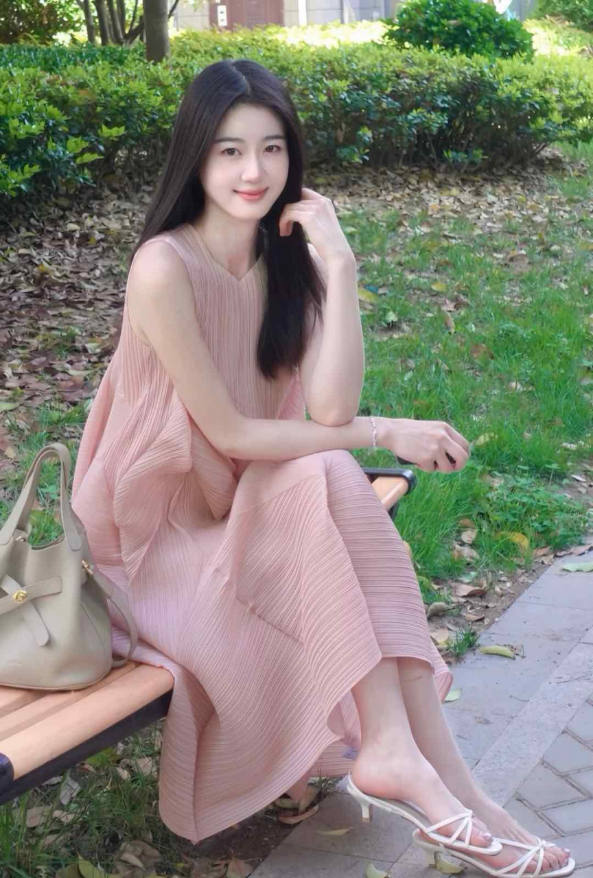 美女一看就出自书香门第的大家闺秀,面容清秀,安静娴雅