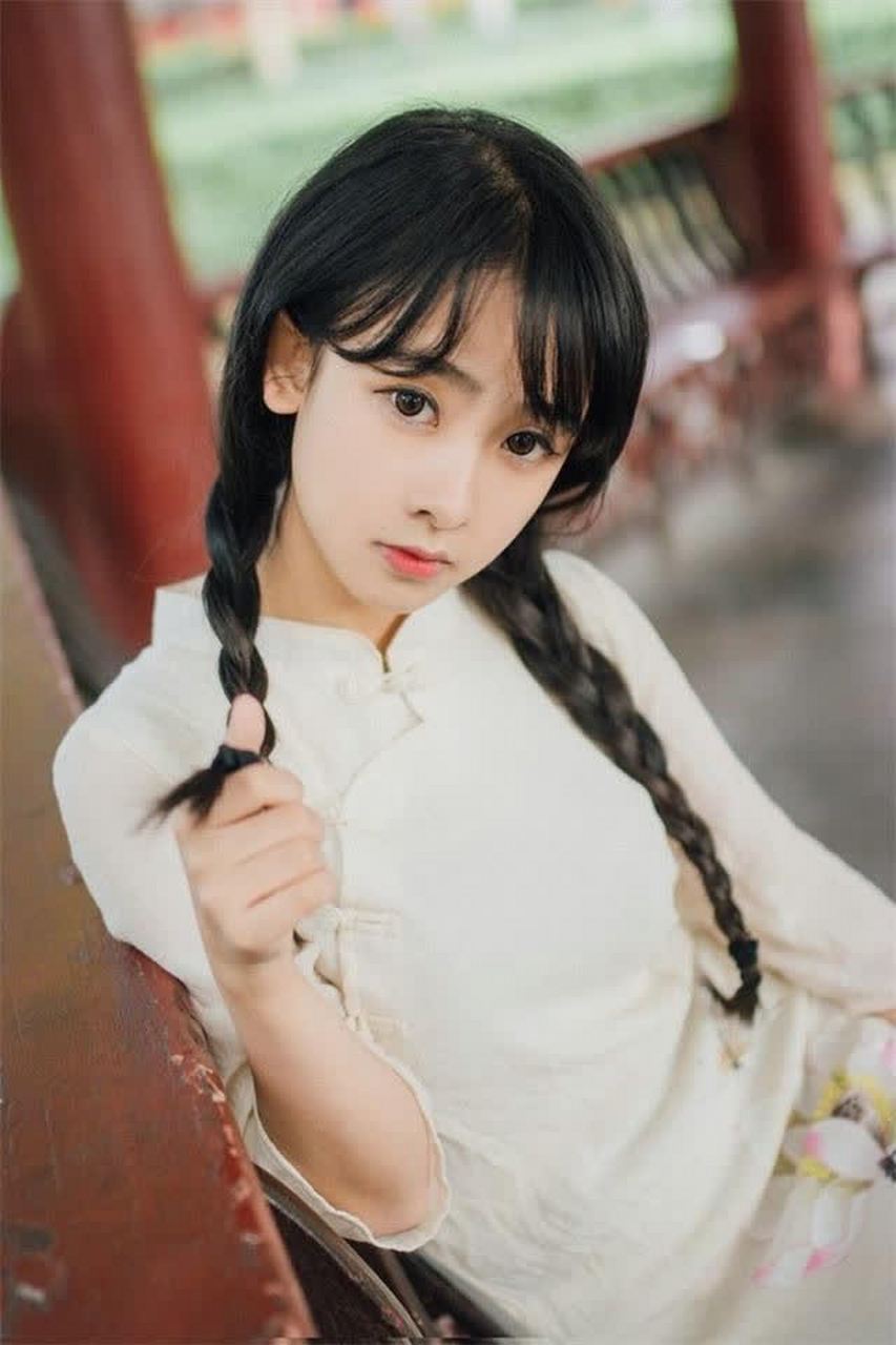 小姑娘麻花辫子好长啊