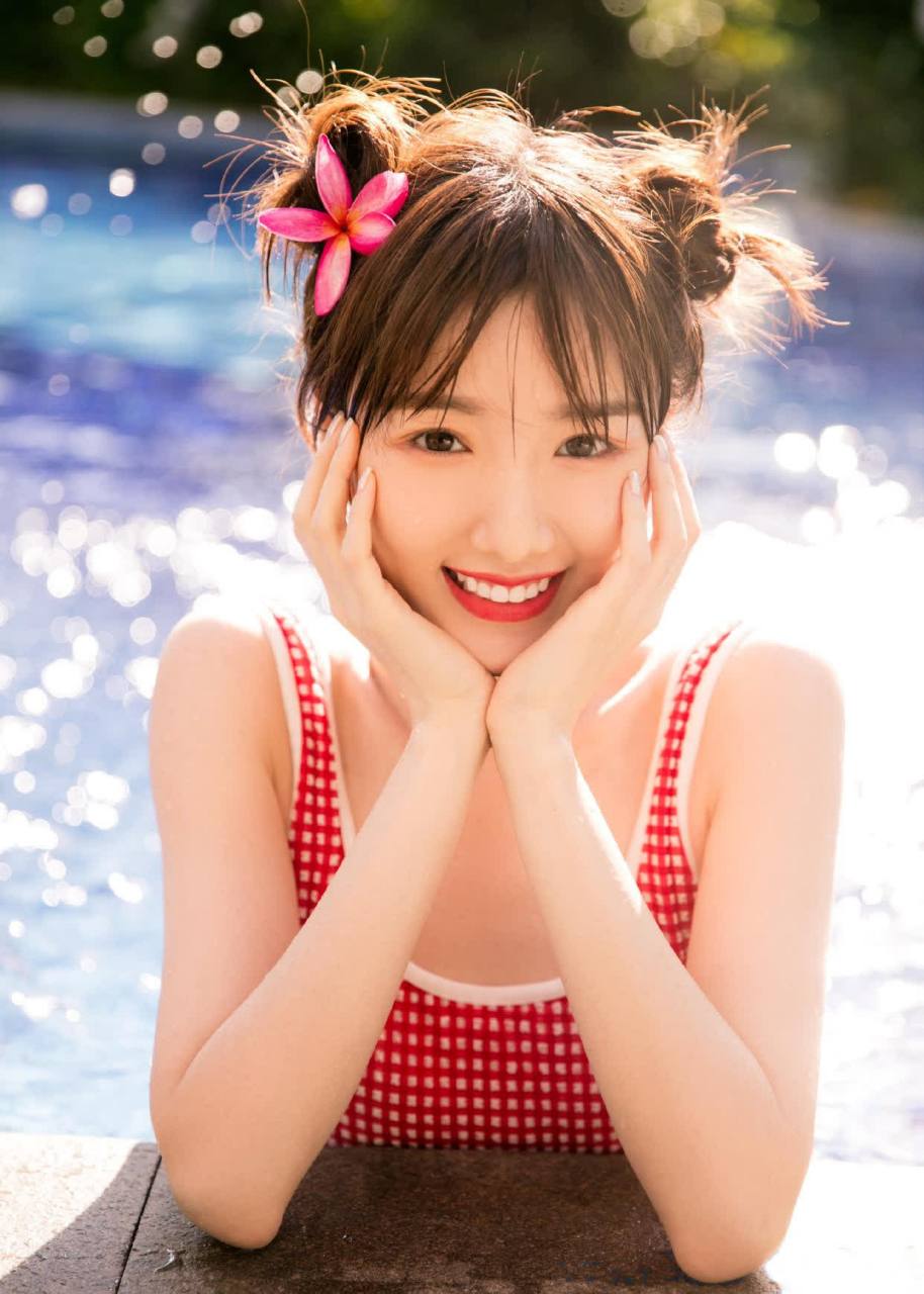 毛晓彤泳装造型精选,如同夏日的海风,清新自然.