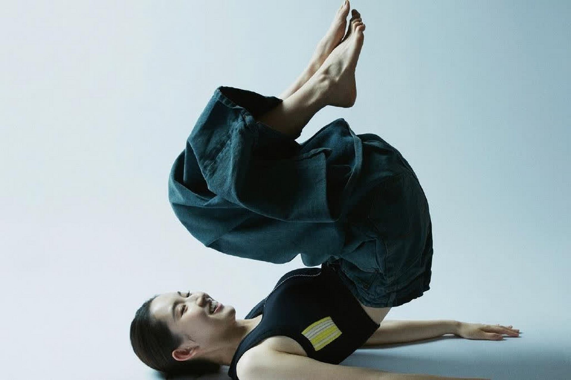 王玉雯美丽的脚杂志大片,如同春日的花园,温暖而美丽.