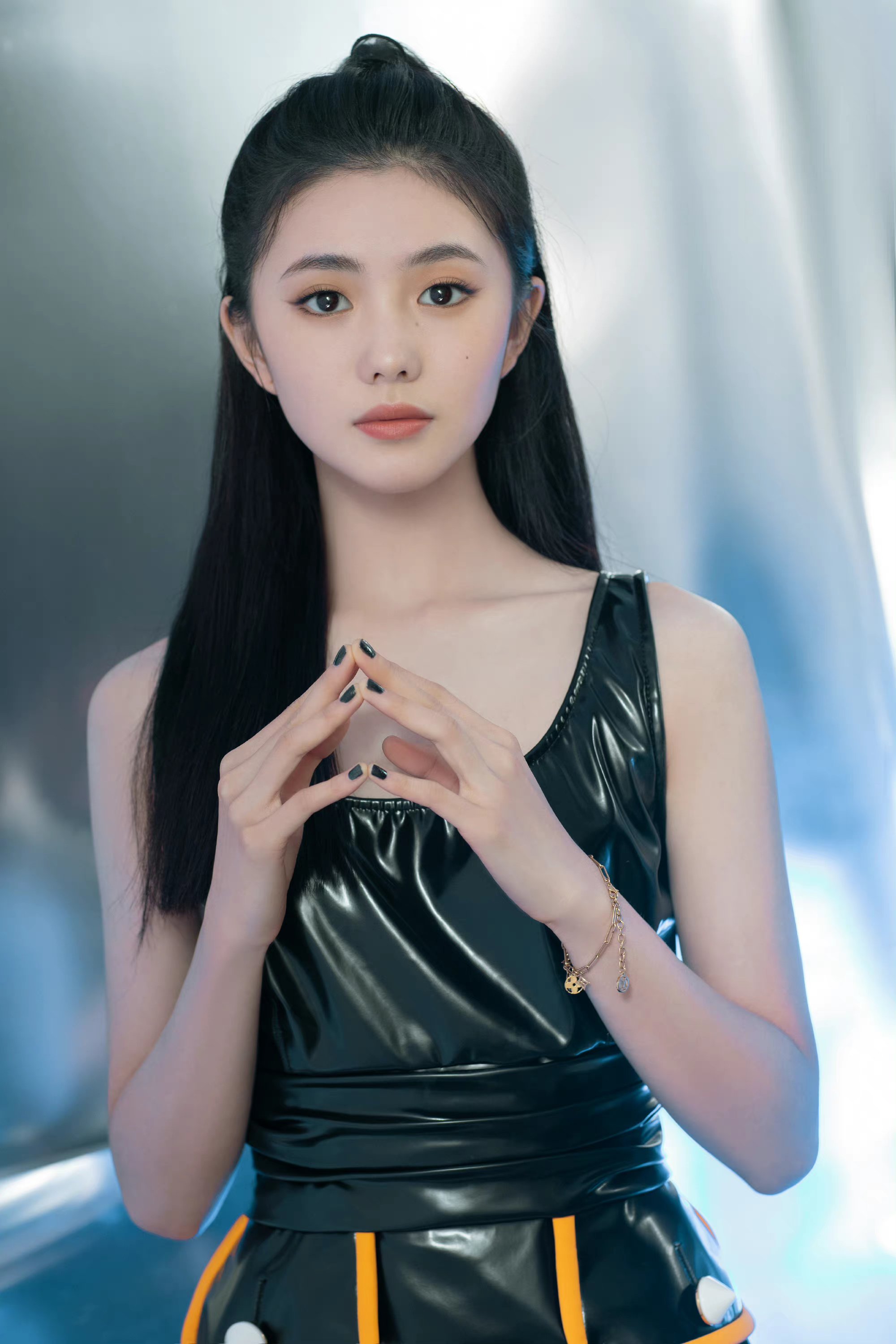 刘浩存的穿搭,在优雅中,带着几分美飒感