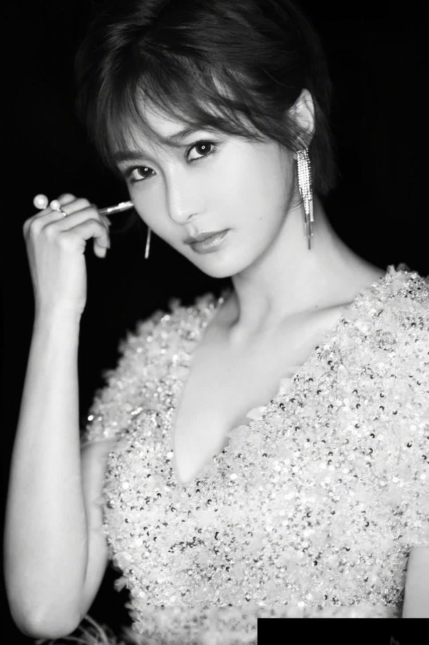 陈冰黑白色调自拍图片甜美可人头像满屏少女感