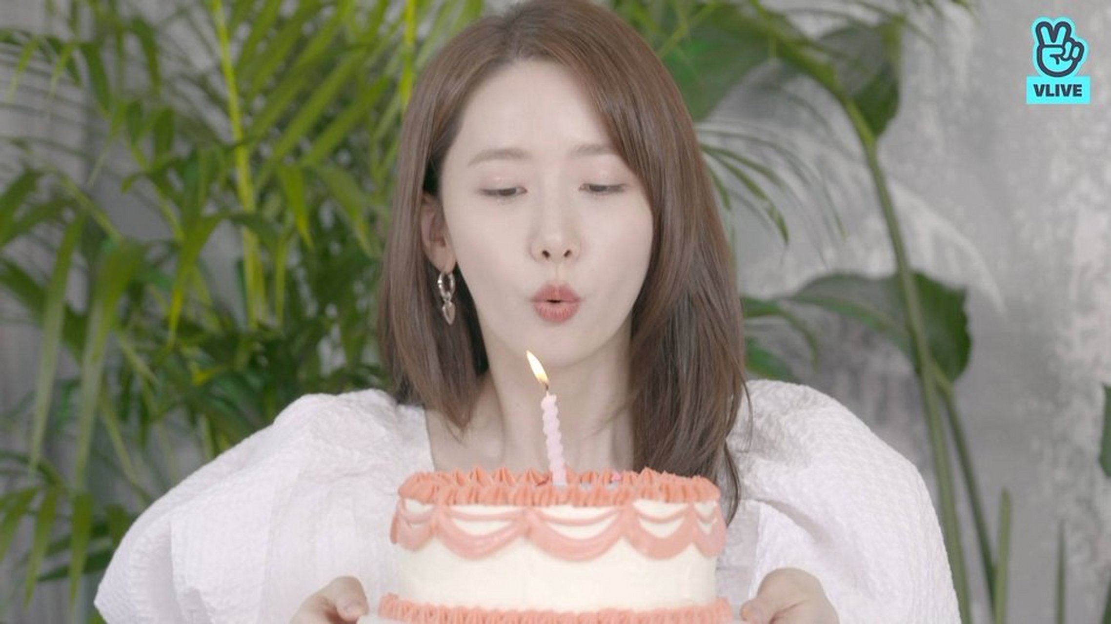少女时代林允儿直播庆31岁生日穿白裙出镜状态好似18岁