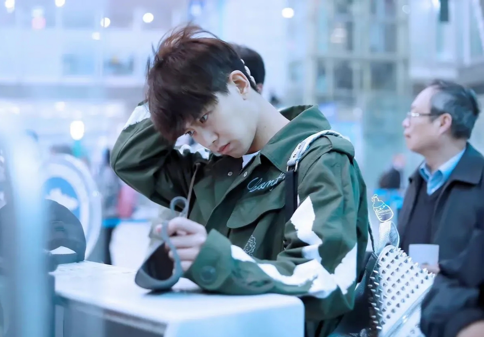 任嘉伦这摸后脑勺的样子是真可爱