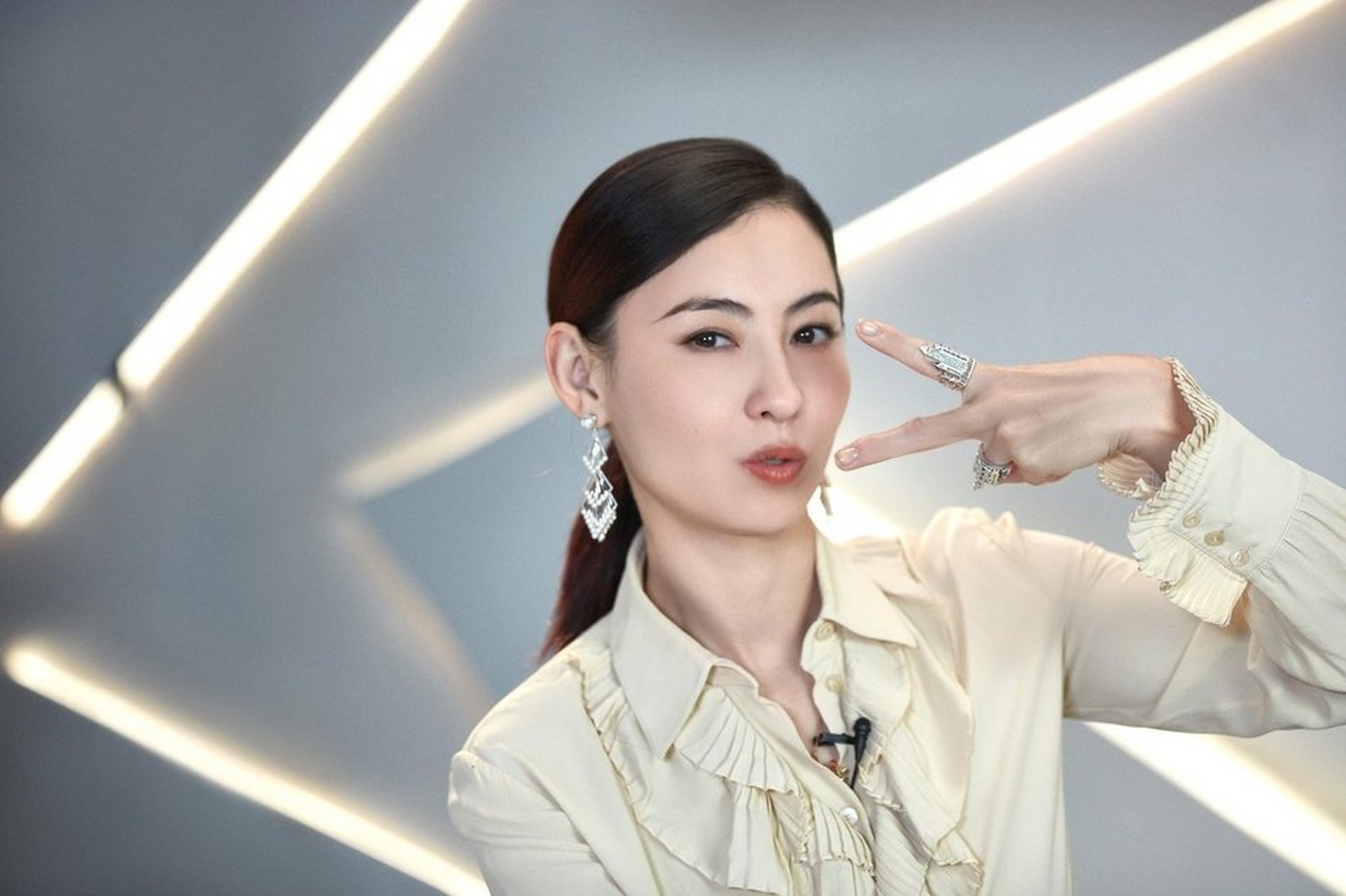 张柏芝黑色西装杀又美又飒神采奕奕开启乘风破浪
