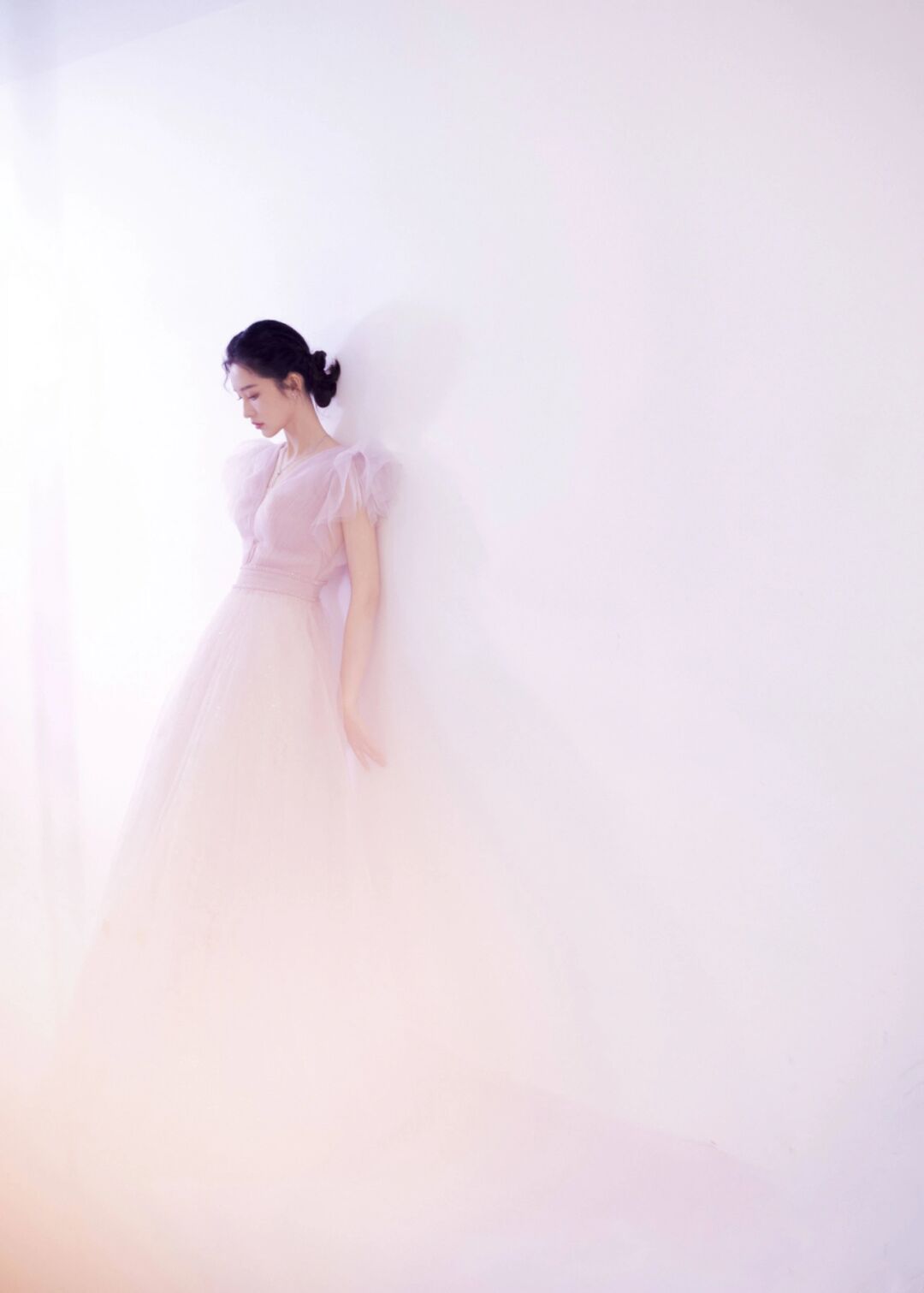 李沁穿粉色网纱礼服裙,仙气飘飘好养眼