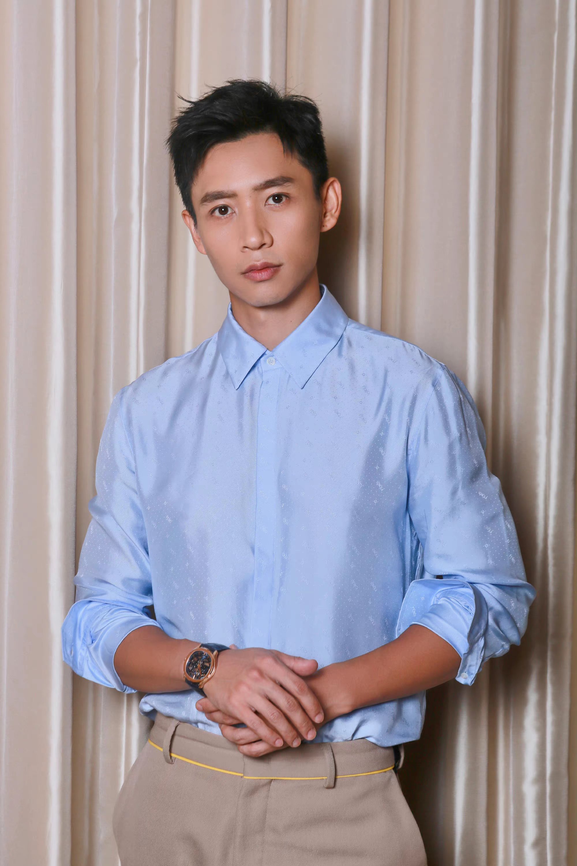 魏晨的西服穿搭休闲中更显男士的阳刚帅气