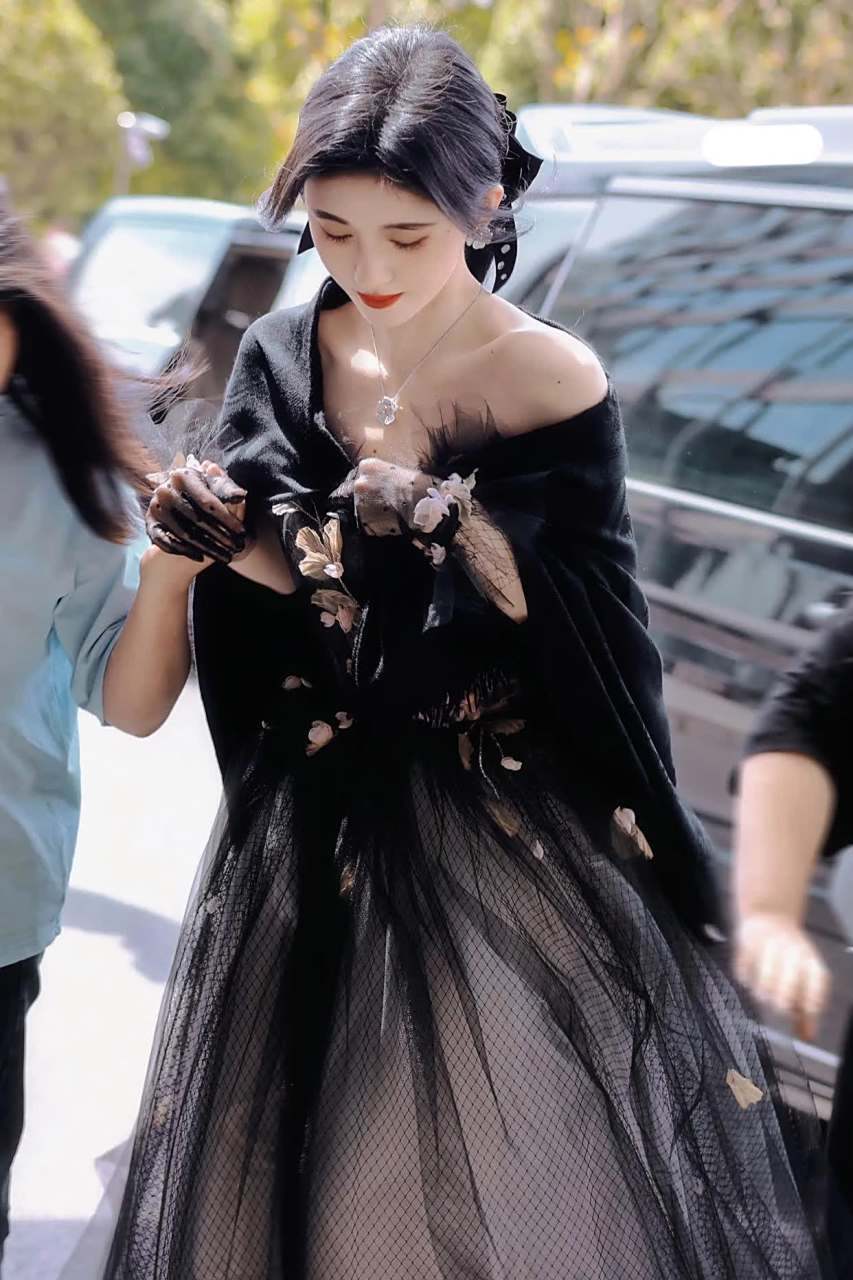 鞠婧祎黑色披肩造型又出圈啦