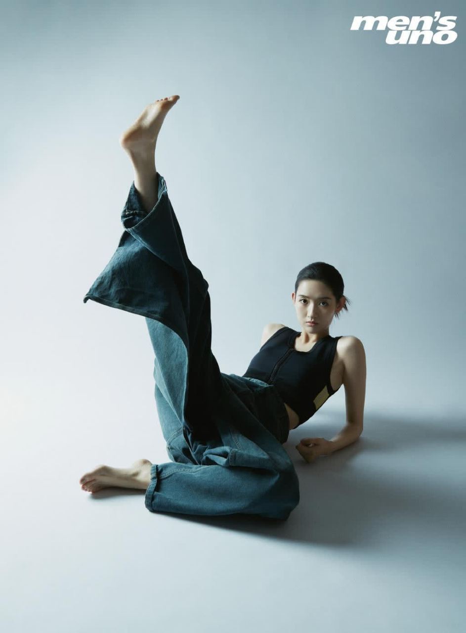 王玉雯美丽的脚杂志大片,如同春日的花园,温暖而美丽.