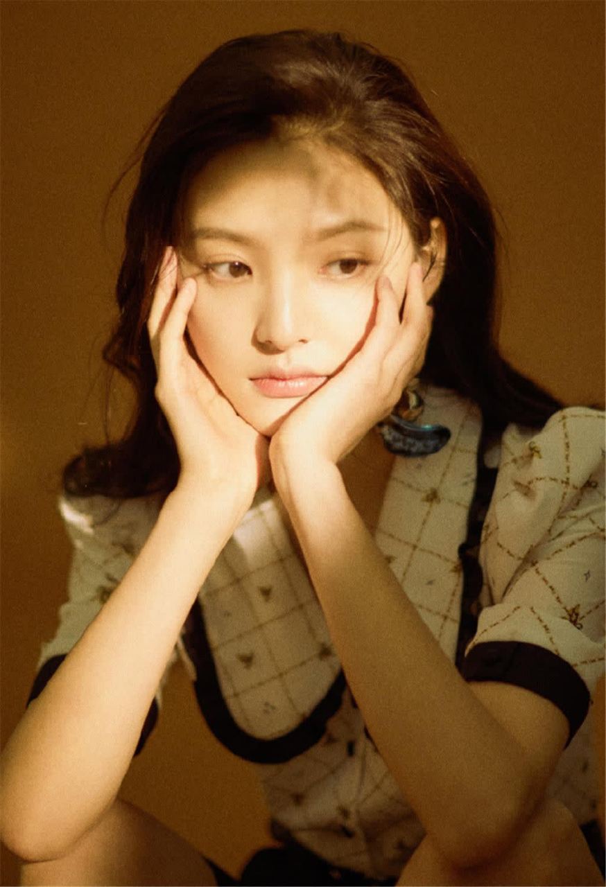 章若楠,光影打造复古迷人大片,那个笑容温暖,洋气而自带神秘感的女孩