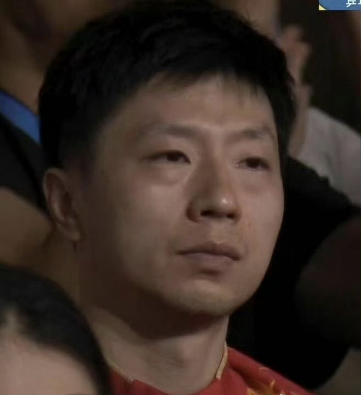 马龙又熬出黑眼圈了,这眼袋大到瞩目,要好好休息,保重龙体啊.