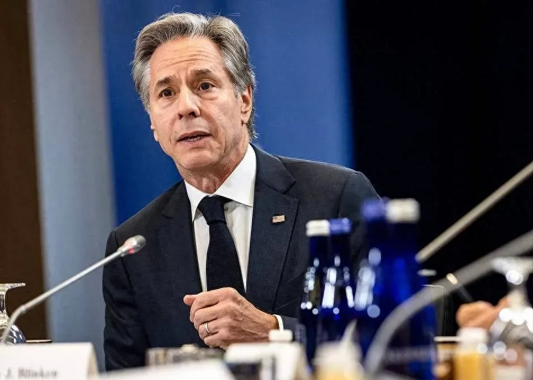 8月1日,蒙古国总统呼日勒苏赫在乌兰巴托会见美国国务卿布林肯时笔揪