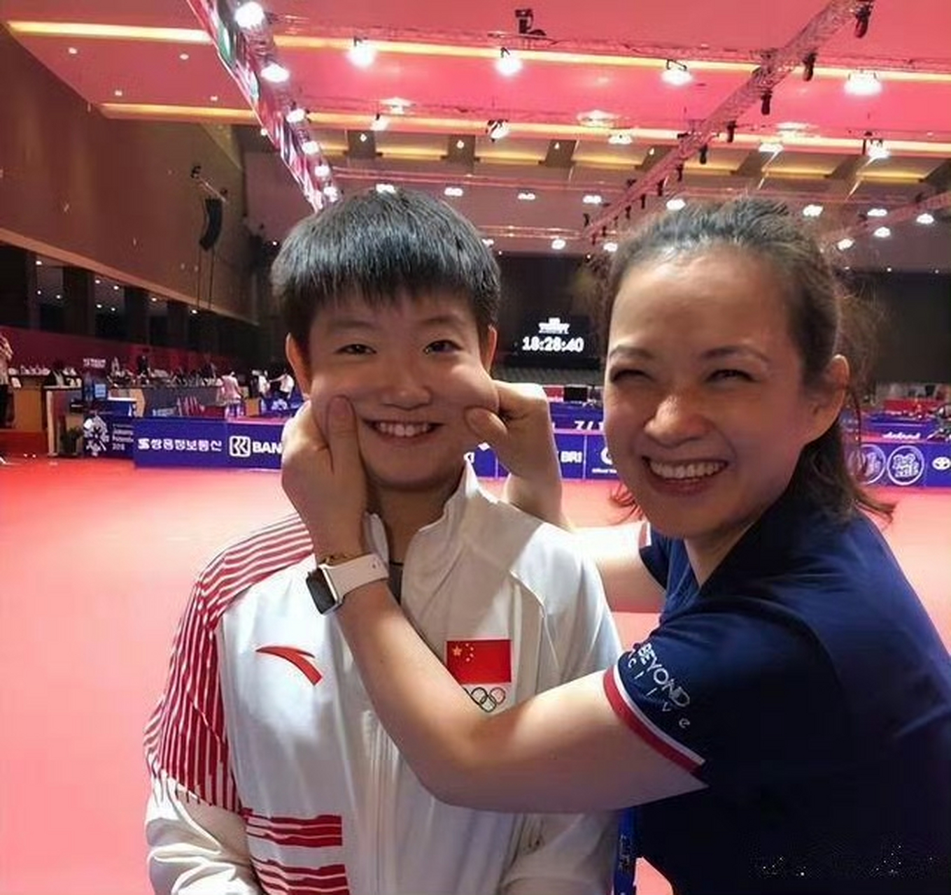 孙颖莎全家福上线,感觉她和她妈妈很像,特别是笑起来的时候简直神同步