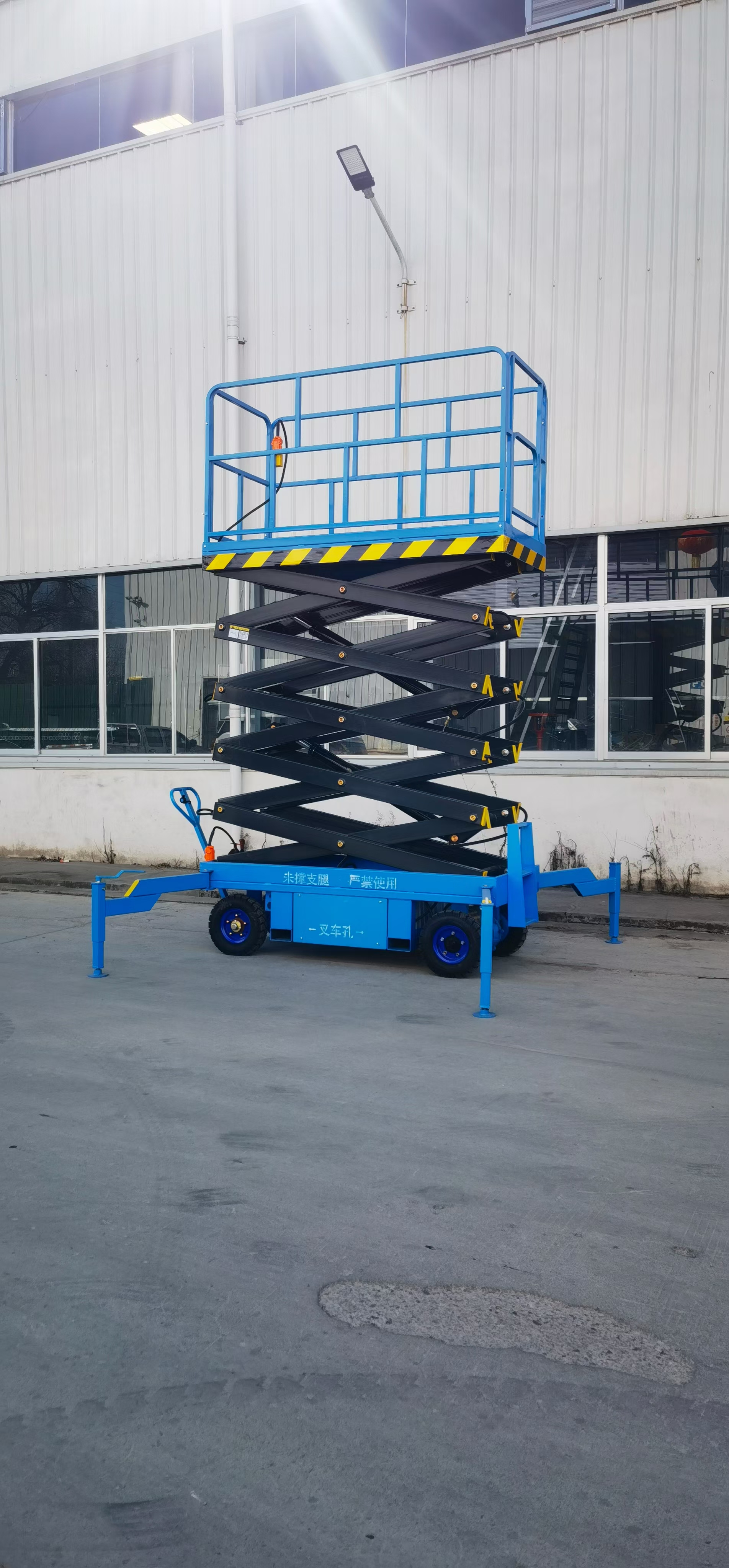 它的剪叉机械结构使升降台起升有较高的稳定性,宽大的作业平台和较高