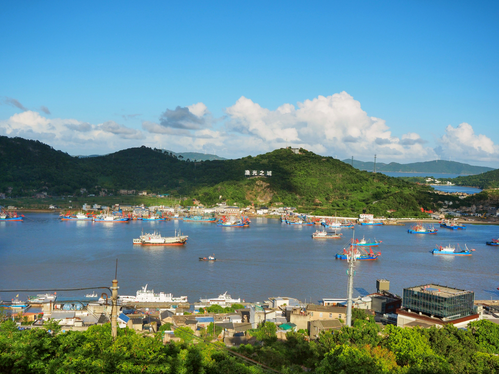 如果一座城,能用山海之间来形容,那一定是浙江象山的石浦镇