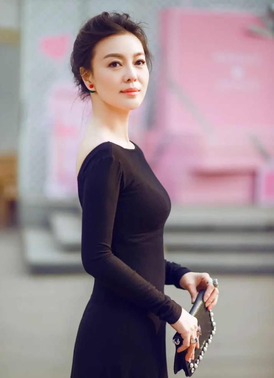 演员荣蓉icon刚生完小孩 7 天,就跟朋友们一起去了歌舞厅,喝酒唱歌玩